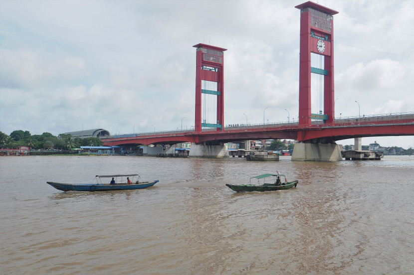 Jembatan Ampera yang dibawahnya Sungai Musi menjadi ikon Kota Palembang, Sumatra Selatan. (Foto: SumatraLink,id/Mursalin Yasland)