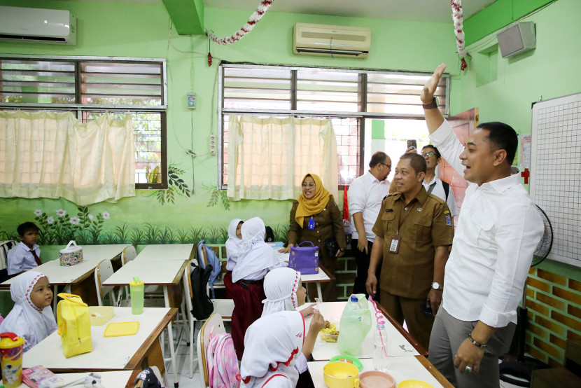 Wali Kota Surabaya Eri Cahyadi berinteraksi dengan siswa-siswi Sekolah Dasar (ilustrasi). 