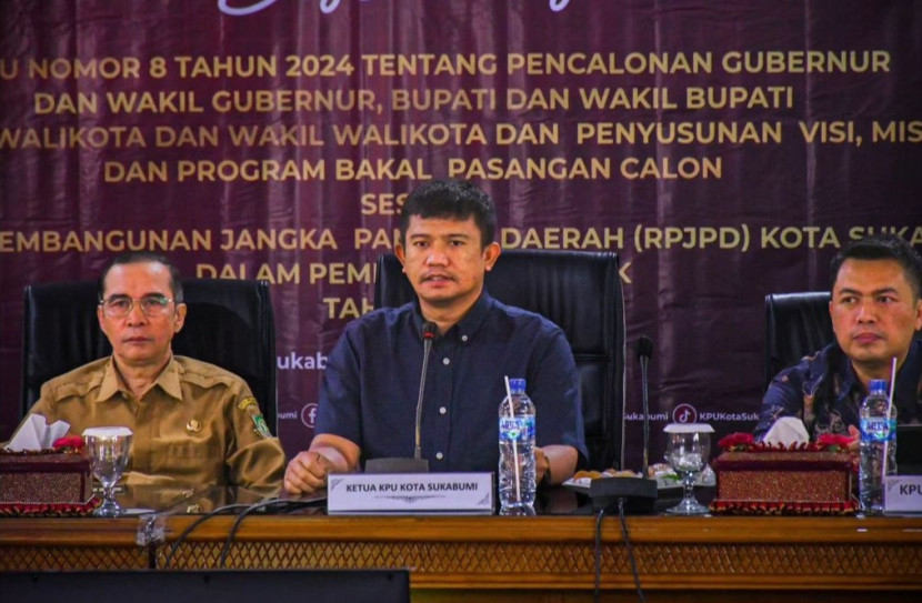 Ketua KPU Kota Sukabumi Imam Sutrisno melakukan sosialisasi PKPU No 8 tahun 2024 di Balai Kota Sukabumi, Senin (12/8/2024).