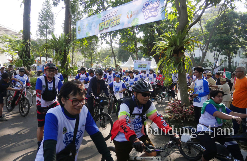  Ratusan goweser mengikuti acara Go West ESG Republika yang digelar di parkir barat Gedung Sate, Kota Bandung, Ahad (11/8/202). Edi Yusuf 