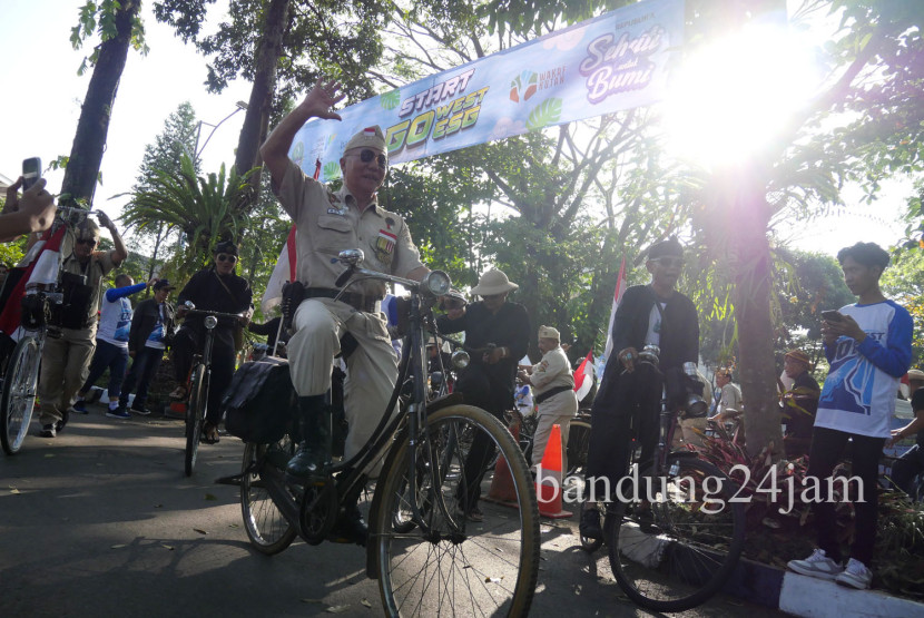  Ratusan goweser mengikuti acara Go West ESG Republika yang digelar di parkir barat Gedung Sate, Kota Bandung, Ahad (11/8/202). Edi Yusuf 