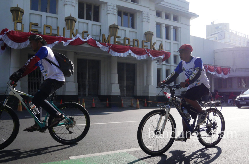  Ratusan goweser mengikuti acara Go West ESG Republika yang digelar di parkir barat Gedung Sate, Kota Bandung, Ahad (11/8/202). Edi Yusuf 