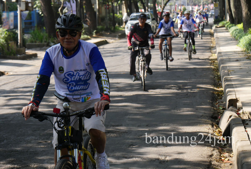  Ratusan goweser mengikuti acara Go West ESG Republika yang digelar di parkir barat Gedung Sate, Kota Bandung, Ahad (11/8/202). Edi Yusuf 