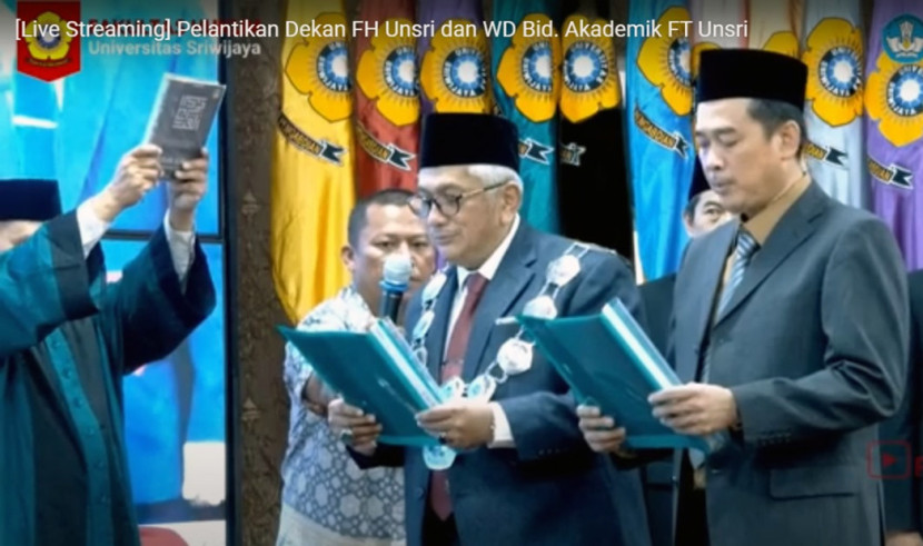 Joni Emirzon (tengah) mengucapkan sumpah jabatan sebagai Dekan FH Unsri. (FOTO: Tangkapan Layar FH Unsri TV)