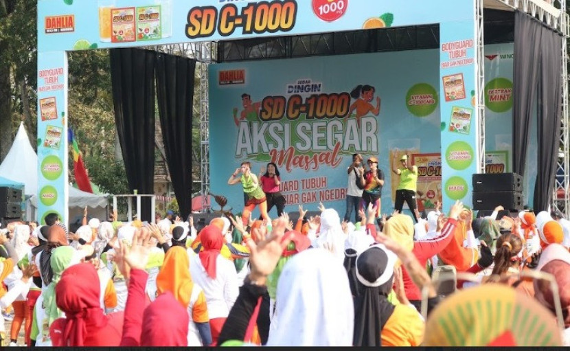 Ribuan warga mengikuti ‘Aksi Segar Massal’ Segar Dingin SD C-1000 guna meningkatkan imun tubuh di Lapangan Upakarti Soreang, Bandung, Minggu(11/8/2024). (Foto: Dok Ruzka Indonesia)