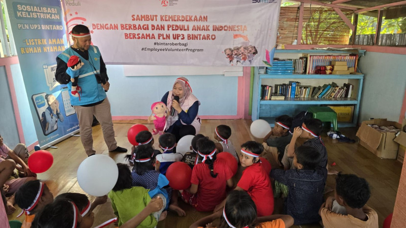 Anak-anak peserta didik Taman Baca Amalia tengah mendengarkan dongeng tentang edukasi kelistrikan yang dibawakan oleh pegawai dan srikandi PLN. (Foto: Dok Ruzka Indonesia)