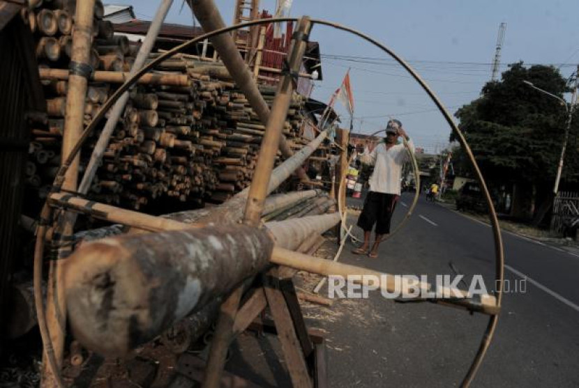 Pengrajin panjat pinang kebanjiran order menjelang perayaan HUT Kemerdekaan RI 2024. (Dok. Republika)