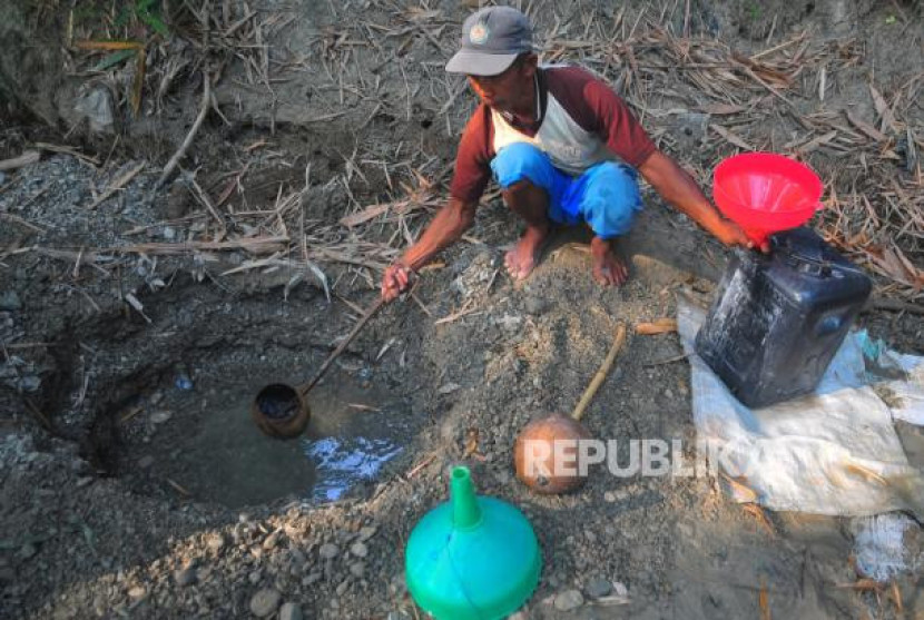 Warga mengambil air dari lubang atau belik yang dibuat di dasar sungai. (Dok. Republika/Antara)