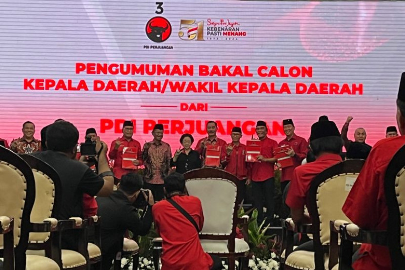 Ketua Umum PDI Perjuangan Megawati Soekarnoputri usai menyerahkan surat rekomendasi kepada calon kepala daerah dan wakil kepala daerah yang akan maju dalam Pilkada Serentak 2024 di Kantor PDIP, Jakarta, Rabu (14/8/2024). (Dok Republika)