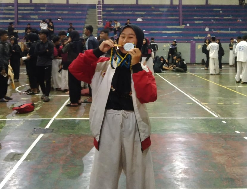 Pesilat asal MAN 1 Kota Sukabumi Siti Vivi Alif Viatussani menjadi juara dalam kejuaraan silat Perisai Diri antar sekolah dan antar perguruan Tatar Galuh Perisai Diri Cup VI se-Pulau Jawa dan Bali di Kabupaten Ciamis.