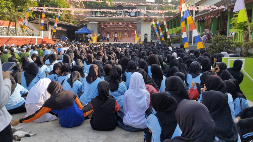 Pembukaan kegiatan Gema Membara dalam rangka menyemarakkan hari kemerdekaan di MAN 1 Kota Sukabumi, Rabu (14/8/2024).