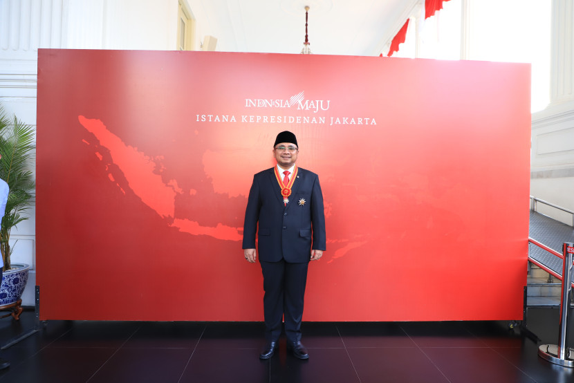 Sosok Menag Yaqut Cholil Qoumas menerima Tanda Kehormatan Bintang Mahaputera Utama dari Presiden, Rabu (14/8/2024).