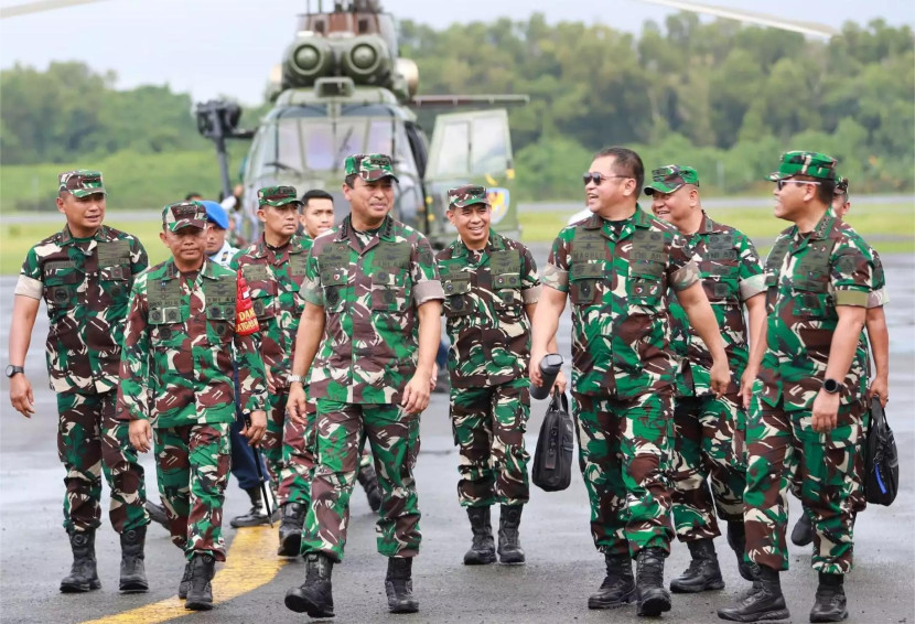 KSAU Marsekal Mohamad Tonny Harjono, KSAD Jenderal Maruli Simanjuntak, dan KSAL Laksamana Muhammad Ali meninjau kesiapan demo udara dalam rangka upacara HUT ke-79 RI di Ibu Kota Nusantara (IKN), Kalimantan Timur, Rabu (14/8/24). Sumber: