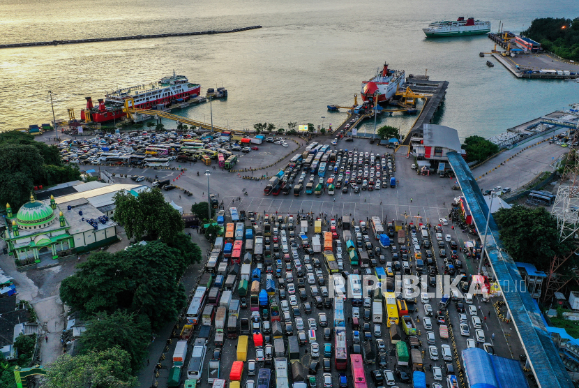 Sejumlah kendaraan pemudik mengantre untuk memasuki kapal Ferry di Pelabuhan Merak, Cilegon, Banten, Sabtu (6/4/2024). KP DJPL 14/2024 mengatur mengenai konsesi pelabuhan. Sumber: Republika/ Putra M. Akbar.