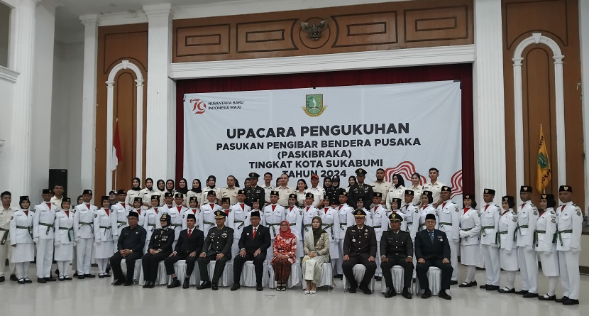 Anggota Paskibraka tingkat Kota Sukabumi berfoto bersama unsur forkopimda Kota Sukabumi di Gedung Juang 45 Kota Sukabumi, Kamis (15/8/2024).