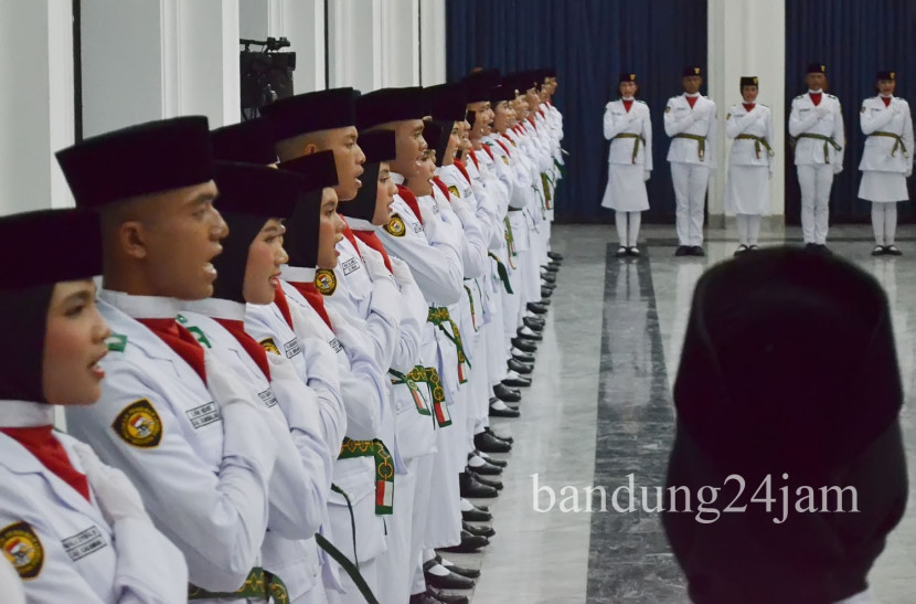 Pembacaan iklar Pasukan Pengibar Bendera Pusaka (Paskibraka) Jawa Barat di Gedung Sate, Kota Bandung, Rabu (14/8/2024). Foto: Edi Yusuf