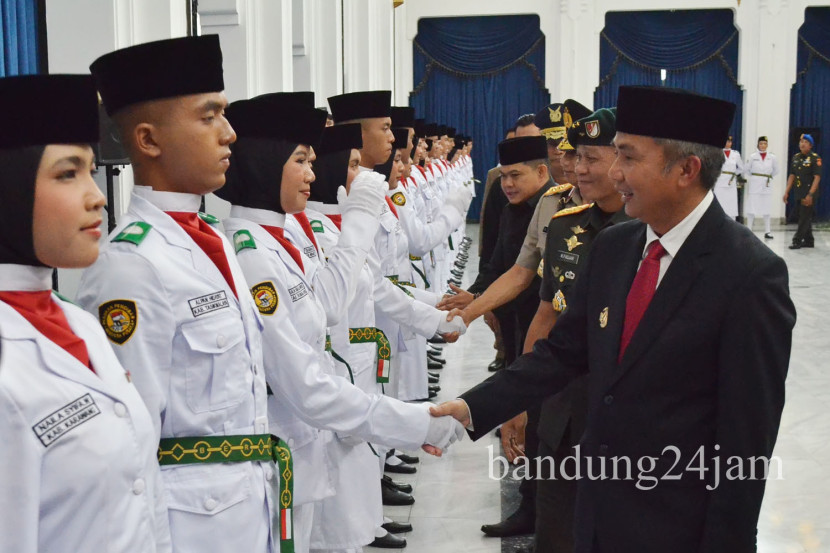 Pj Gubernur Jawa Barat Bey Machmudin menyampaikan ucapan selamat usai pengukuhan Pasukan Pengibar Bendera Pusaka (Paskibraka) Jawa Barat di Gedung Sate, Kota Bandung, Rabu (14/8/2024). Foto: Edi Yusuf