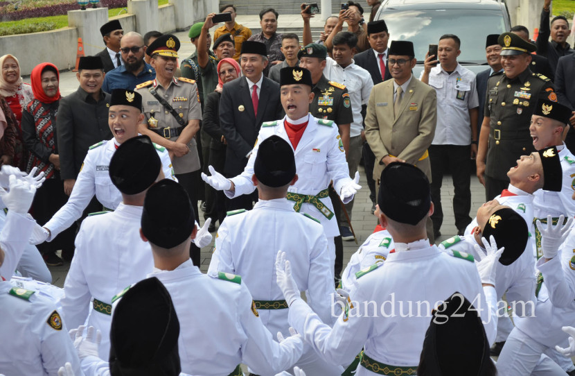 Atraksi yel-yel Pasukan Pengibar Bendera Pusaka (Paskibraka) Jawa Barat di halaman Gedung Sate, Kota Bandung, Rabu (14/8/2024). Foto: Edi Yusuf