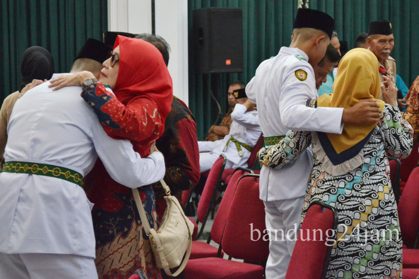 Anggota Pasukan Pengibar Bendera Pusaka (Paskibraka) menemui orang tua usai pengukuhan Paskibraka Jawa Barat di Gedung Sate, Kota Bandung, Rabu (14/8/2024). Foto: Edi Yusuf