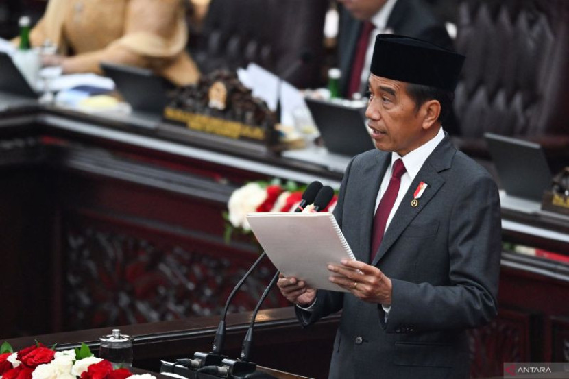 Presiden Joko Widodo menyampaikan pidato keterangan pemerintah atas RUU tentang APBN Tahun Anggaran 2025 beserta Nota Keuangannya dalam Sidang Paripurna Pembukaan Masa Persidangan I DPR Tahun Sidang 2024/2025 di Gedung Nusantara, kompleks Parlemen, Senayan, Jakarta, Jumat (16/8/2024). (Foto: Dok Republika)