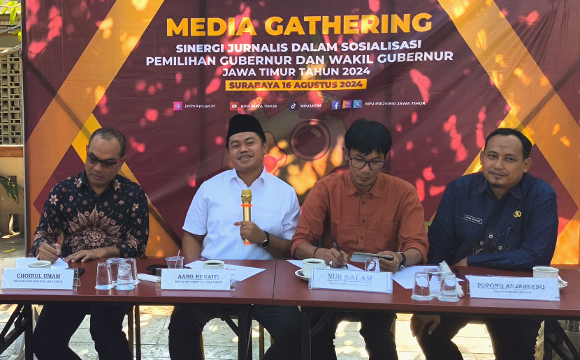 Ketua KPU Jatim, Aang Kunaifi saat membuka acara media gathering di Rumah Makan Soto Kudus Kedai Taman, Jalan Gayungsari Timur nomor 7, Menanggal, Surabaya, Jumat (16/8/2024).