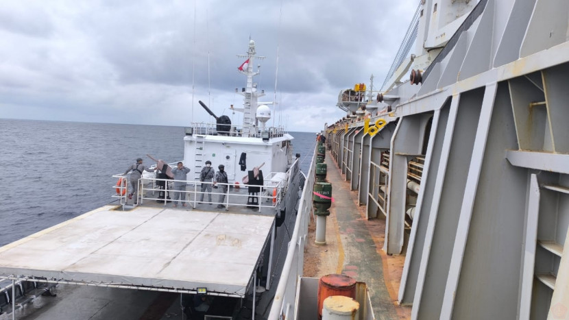 Kapal Negara (KN) Gajah Laut-404 menangkap menangkap kapal MV Lakas. Sumber: Seputarmiliter.id