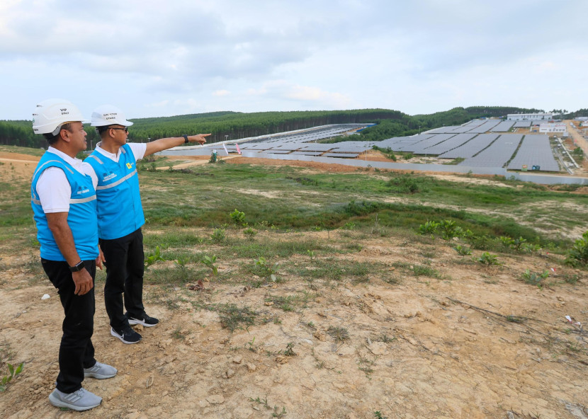 Direktur Utama PLN, Darmawan Prasodjo (kanan) dan Direktur Utama PLN Nusantara Power, Ruly Firmansyah (kanan) saat memastikan PLTS IKN siap dan andal memasok listrik hijau untuk rangkaian HUT ke-79 Republik Indonesia. (Foto: Dok Ruzka Indonesia) 