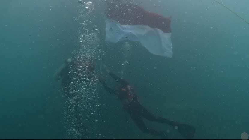 Pengibaran bendera untuk merayakan HUT Kemerdekaan ke-79 RI di Perairan Pulau Sangiang, Kabupaten Serang, Provinsi Banten, Sabtu (17/8/2024). Sumber: Seputarmiliter.id