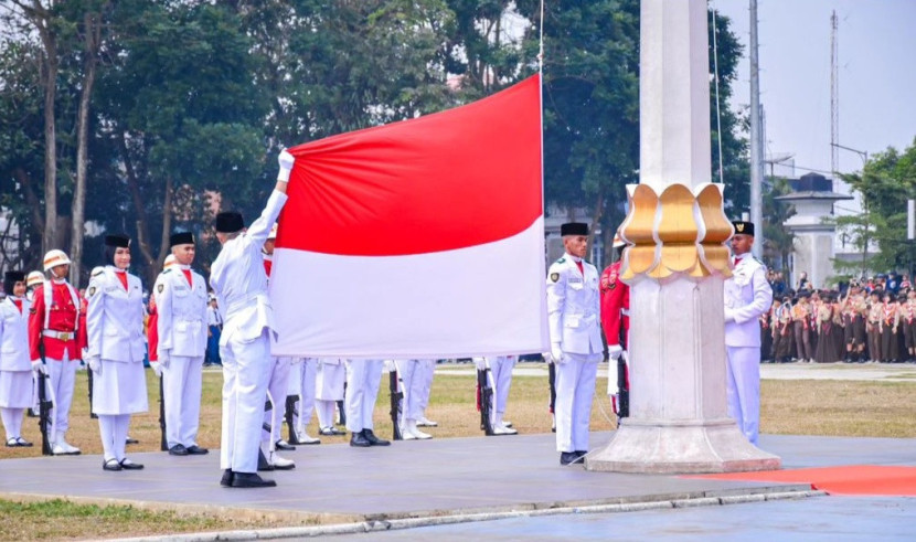 Upaca pengibaran bendera merah putih dalam rangka HUT ke-79 Republik Indonesia di Lapang Merdeka, Sabtu (17/8/2024).