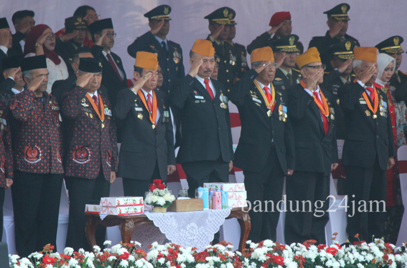 Sejumlah veteran hadir saat upacara HUT Kemerdekaan RI ke-79 tingkat Jawa Barat, di Lapangan Gasibu, Kota Bandung, Sabtu (17/8/2024). Foto: Edi Yusuf