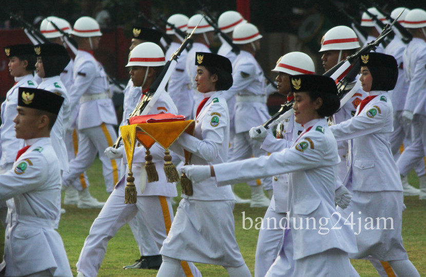 Paskibraka membawa bendera merah putih saat upacara HUT Kemerdekaan RI ke-79 tingkat Jawa Barat, di Lapangan Gasibu, Kota Bandung, Sabtu (17/8/2024). Foto: Edi Yusuf