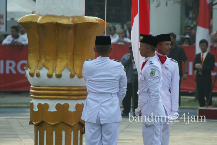 Pengibaran bendera merah putih saat upacara HUT Kemerdekaan RI ke-79 tingkat Jawa Barat, di Lapangan Gasibu, Kota Bandung, Sabtu (17/8/2024). Foto: Edi Yusuf