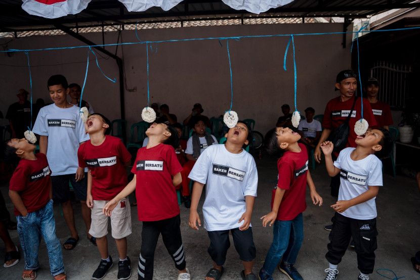 Lomba makan kerupuk dalam rangkaian keseruan hari kemerdekaan di Kelurahan/Kecamatan Citamiang, Kota Sukabumi, Sabtu (17/8/2024).