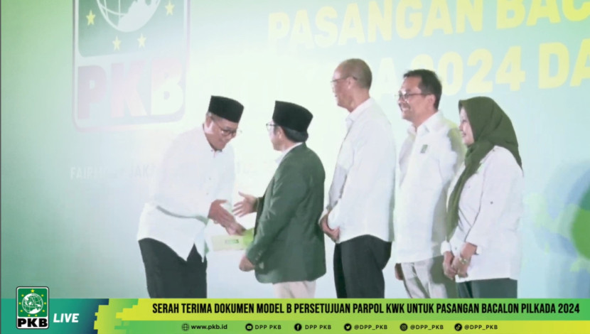 Penyerahan dokumen dukungan pencalonan pasangan Achmad Fahmi-Dida Sembada dari DPP PKB untuk pilkada Kota Sukabumi di Jakarta, Ahad (18/8/2024).