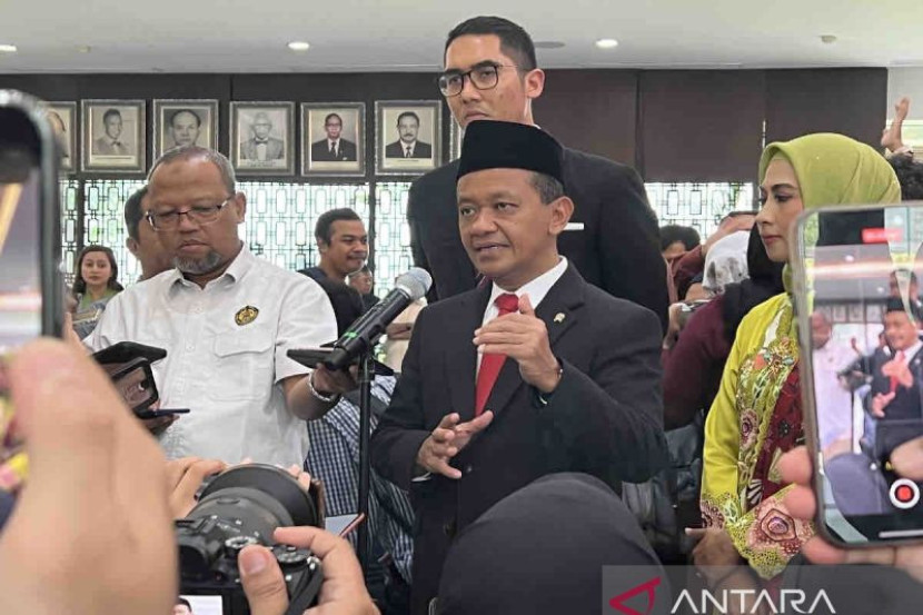 Menteri Energi dan Sumber Daya Mineral (ESDM) Bahlil Lahadalia memberi keterangan seusai Serah Terima Jabatan Menteri Energi dan Sumber Daya Mineral Kabinet Indonesia Maju Sisa Masa Jabatan Periode 2019-2024 di Jakarta, Senin (19/8/2024). (Foto: Antara) 