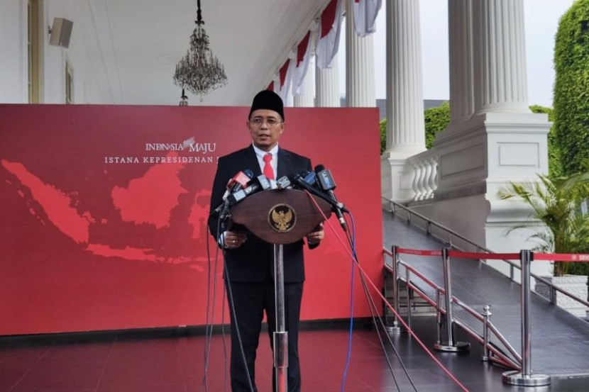 Hasan Nasbi memberikan keterangan usai diangkat menjadi Kepala Kantor Komunikasi Kepresidenan di Jakarta, Senin (19/8/2024). (Foto: Antara)