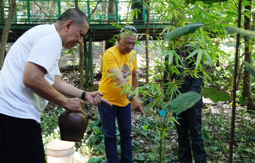 Prof Ignatius Pulung Nurprasetio dan Pj Wali Kota Bandung Bambang Tirtoyuliono menyiram pohon saat acara Eling Earth Festival di Kawasan hutan kota Babakan Siliwangi (Baksil), Kota Bandung, Ahad (18/8/2024). Foto: Istimewa