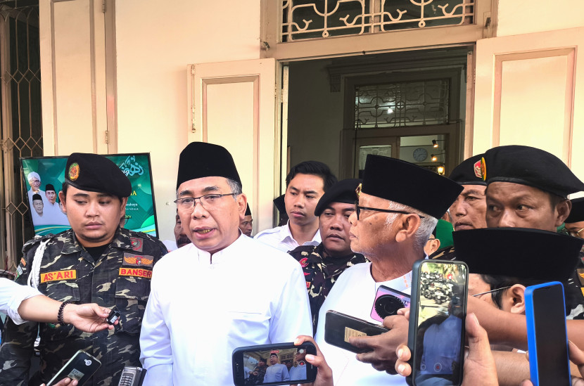 Ketua Umum PBNU, Yahya Cholil Staquf dan Wakil Rais Aam PBNU, Anwar Iskandar di Kantor PCNU Surabaya.