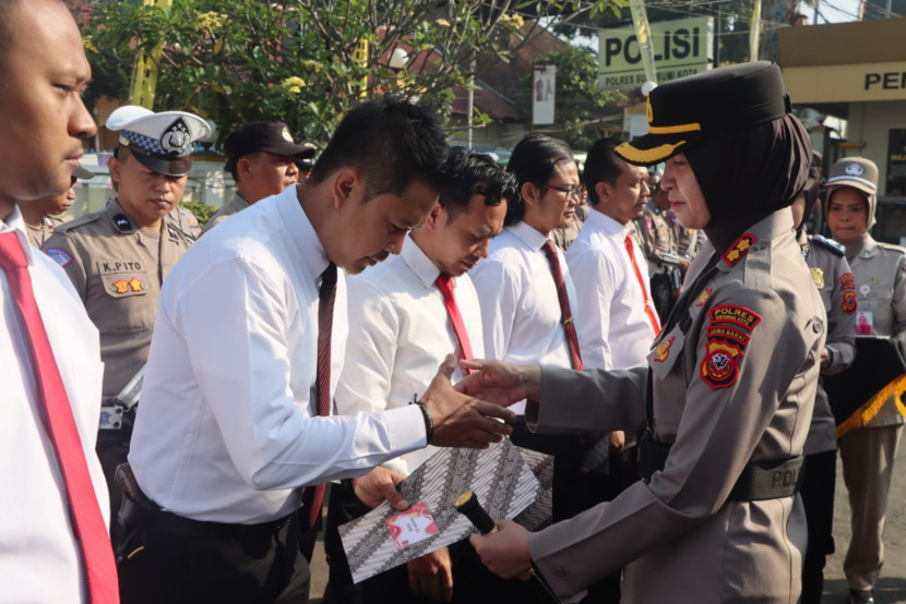 Pemberian penghargaan kepada aparat Polres Sukabumi Kota yang berprestasi, Senin (19/8/2024).