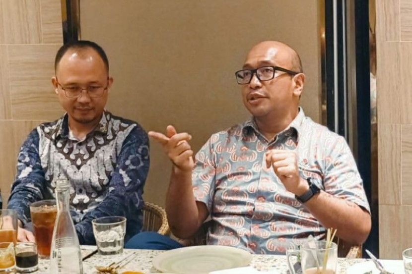 Country Head Indonesia Rystad Energy Sofwan Hadi  dan Kepala Divisi Program dan Komunikasi SKK Migas Hudi D. Suryodipuro (kanan) dalam sebuah diskusi beberapa waktu lalu. (Foto: Dok Ruzka Indonesia)