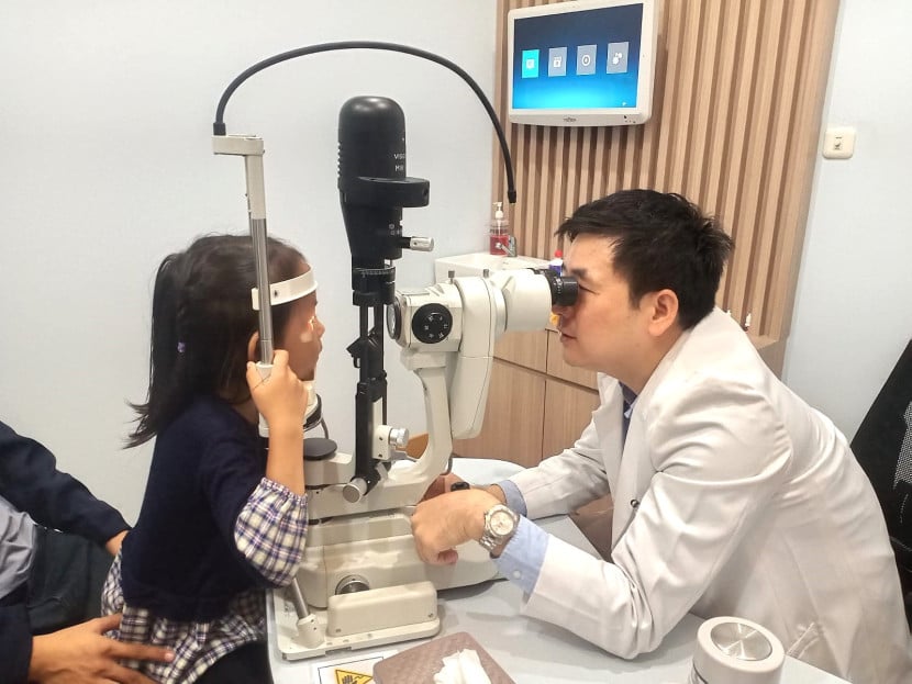 Anak sedang diperiksa kondisi matanya oleh dokter spesialis mata anak Sumber:vio optical clinic