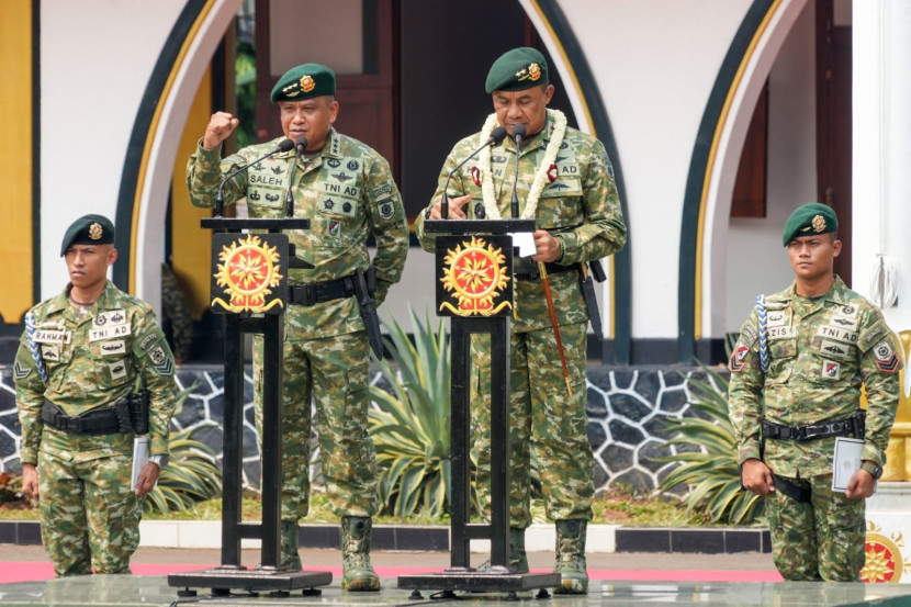 Letjen Muhammad Saleh Mustafa menyerahkan jabatan Panglima Kostrad (Pangkostrad) kepada Mayjen Mohamad Hasan. Sumber:Seputarmiliter.id