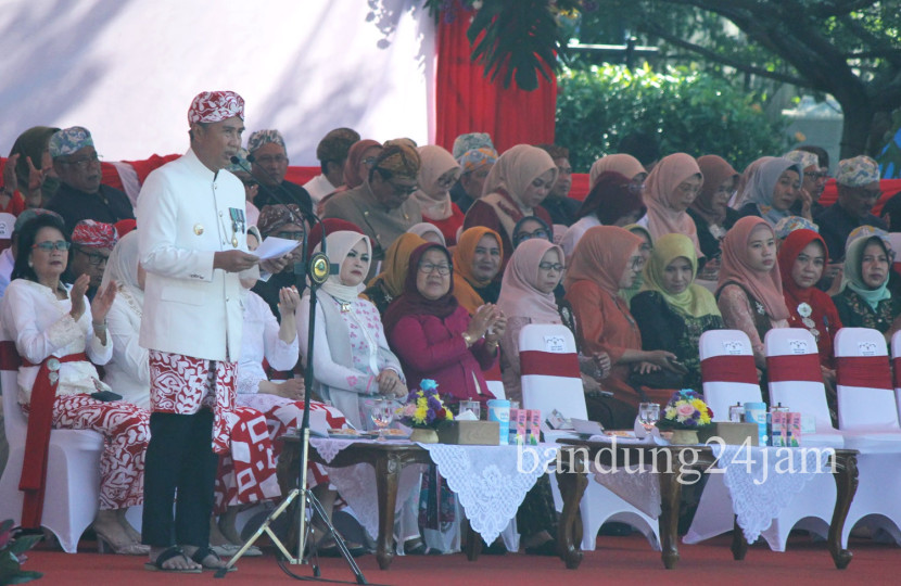 Pj Gubernur Jabar Bey Machmudin bersama Forum Koordinasi Pimpinan Daerah (Forkopimda) mengikuti upacara Hari Jadi ke-79 Provinsi Jabar, di kawasan Gasibu, Kota Bandung, Senin (19/8/2024). Foto: Edi Yusuf