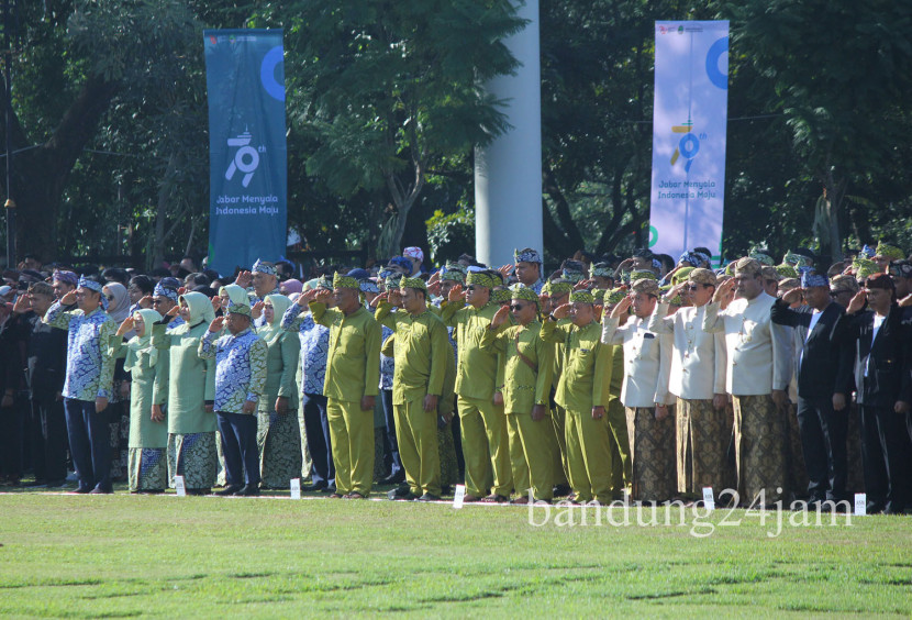 Peserta upacara memakai pakaian tradisional saat upacara Hari Jadi ke-79 Provinsi Jabar, di kawasan Gasibu, Kota Bandung, Senin (19/8/2024). Foto: Edi Yusuf