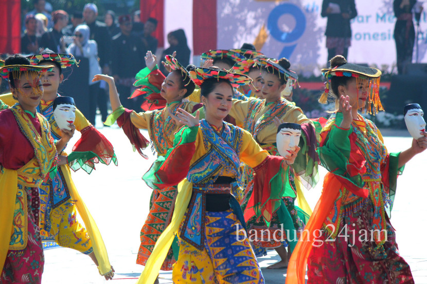 Penampilan kesenian tradisional saat upacara Hari Jadi ke-79 Provinsi Jabar, di kawasan Gasibu, Kota Bandung, Senin (19/8/2024). Foto: Edi Yusuf