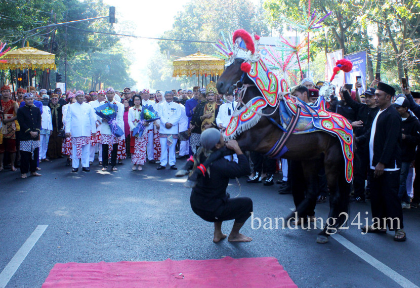 Pj Gubernur Jabar Bey Machmudin bersama Forum Koordinasi Pimpinan Daerah (Forkopimda) menuju Kantor DPRD Jabar usai upacara Hari Jadi ke-79 Provinsi Jabar, di kawasan Gasibu, Kota Bandung, Senin (19/8/2024). Foto: Edi Yusuf