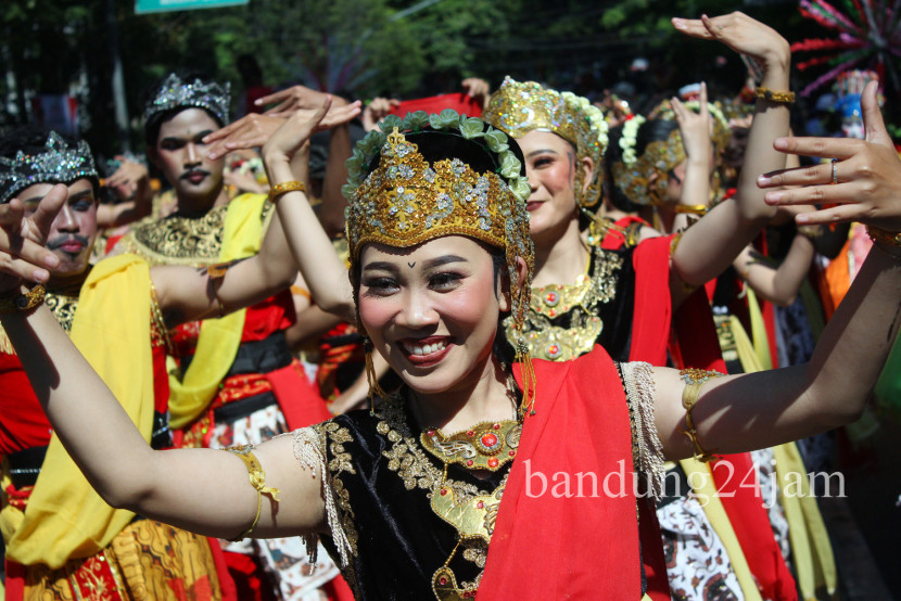 Penampilan kesenian tradisional saat upacara Hari Jadi ke-79 Provinsi Jabar, di kawasan Gasibu, Kota Bandung, Senin (19/8/2024). Foto: Edi Yusuf