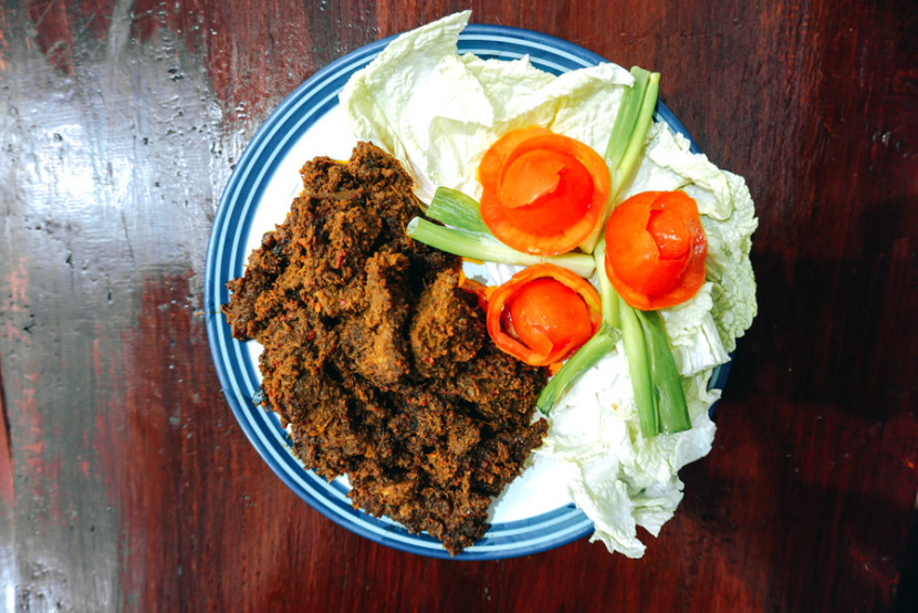 Kuliner rendang siap saji. (FOTO: Safira Yasmin)