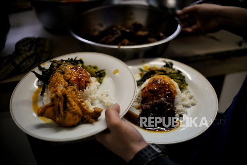 Rendang dengan nasi padang. (FOTO: REPUBLIKA/Thoudy Badai)