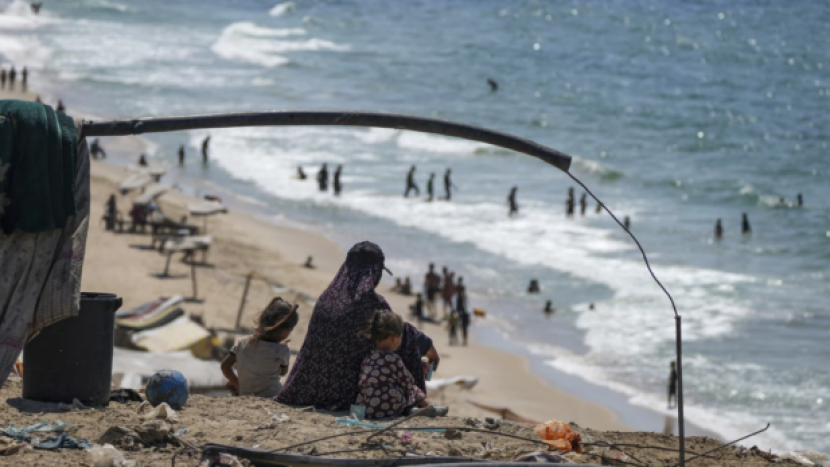 Warga Gaza yang kehilangan tempat tinggal tampak mendirikan tenda darurat di tepi pantai Deir al Balah, Gaza, Selasa (20/8/2024).  (Foto: Abdel Kareem Hana/AP